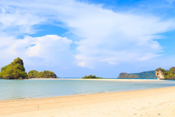 Playa y cielo azul — Foto de Stock