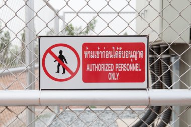 görevli personel, sadece bir çit işareti