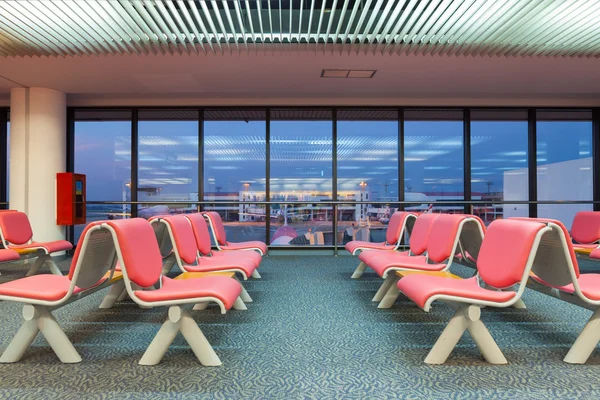 Пустой стул ожидания в аэропорту — стоковое фото