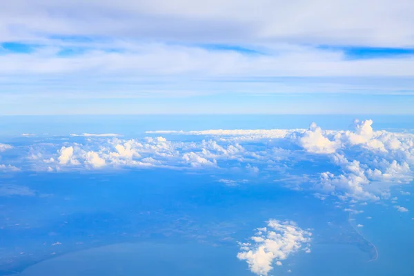 Niebo i chmury. widok z okna samolotu w th — Zdjęcie stockowe