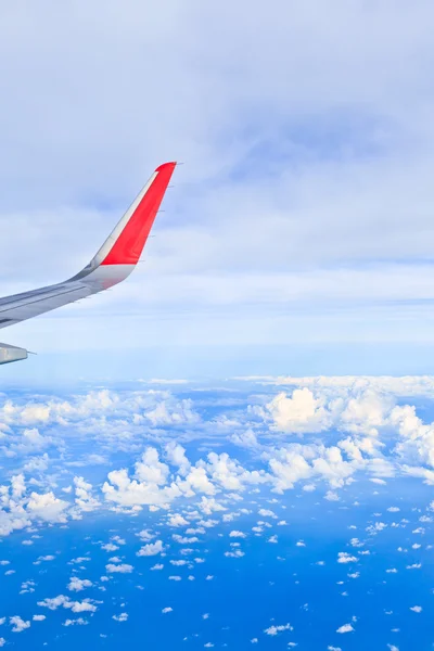 Cielo y nubes. vista desde la ventana de un avión volando en th —  Fotos de Stock