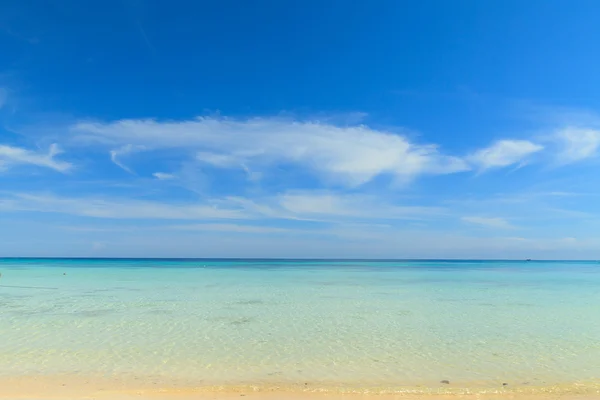 Plaża i niebieski niebo — Zdjęcie stockowe