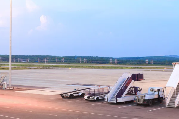 Pista vacía del aeropuerto durante el atardecer — Foto de Stock