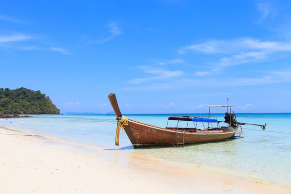 Bateau sur la plage avec ciel bleu — Photo