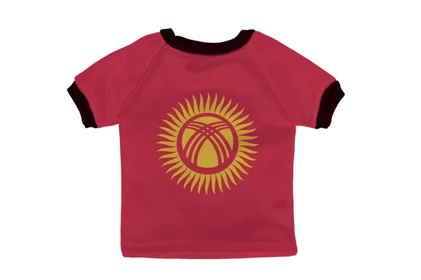 Kleine shirt met Kirgizië vlag geïsoleerd op witte achtergrond — Stockfoto