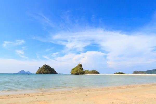 Strand und blauer Himmel — Stockfoto