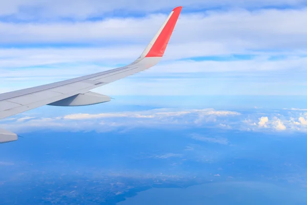 Céu e nuvens. vista da janela de um avião voando em th — Fotografia de Stock