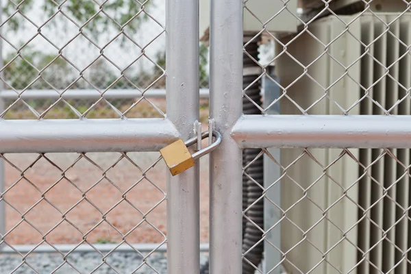 Cerca de elo de corrente e porta de metal com bloqueio — Fotografia de Stock