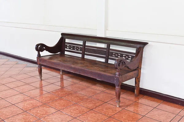 Винтажная скамейка против пустой стены — стоковое фото