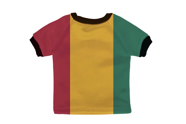 Kleine shirt met Guinee vlag geïsoleerd op witte achtergrond — Stockfoto