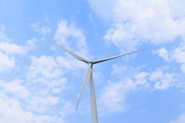 Turbina eólica com céu azul — Fotografia de Stock