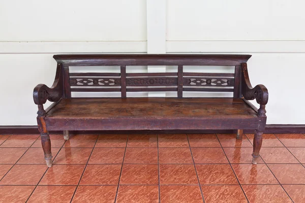 Винтажная скамейка против пустой стены — стоковое фото
