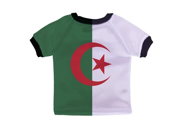 Маленькая рубашка с флагом Алжира на белом фоне — стоковое фото