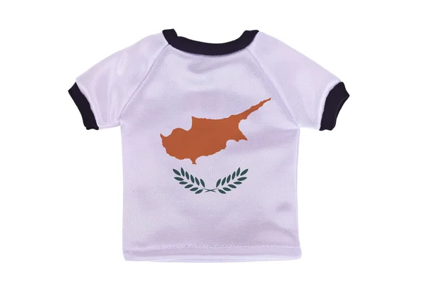 Małe koszulkę z flagą Cypr na białym tle — Zdjęcie stockowe