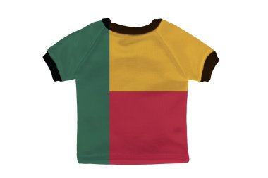 Beyaz arka plan üzerinde izole benin bayrağı ile küçük gömlek