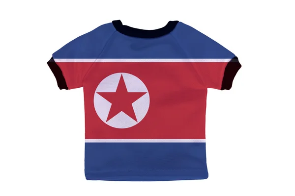 Маленькая рубашка с флагом КНДР на белом фоне — стоковое фото