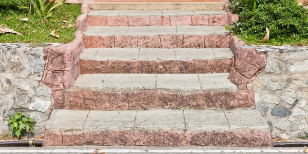 Escada de pedra maneira no parque — Fotografia de Stock