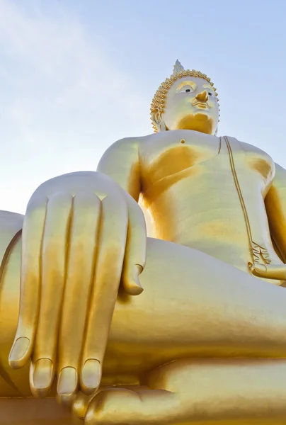 Il grande Buddha nel tempio thailandese . — Foto Stock