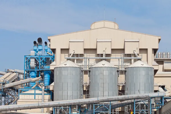 Tanque de silos de almacenamiento de grano para la agricultura — Foto de Stock