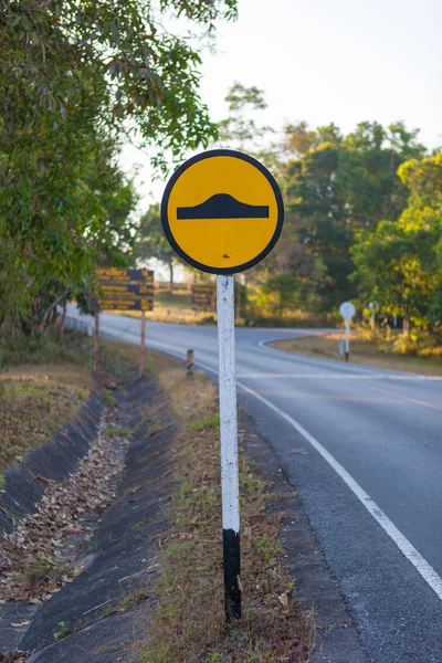 Hız tümseği trafik işareti bir parkta — Stok fotoğraf