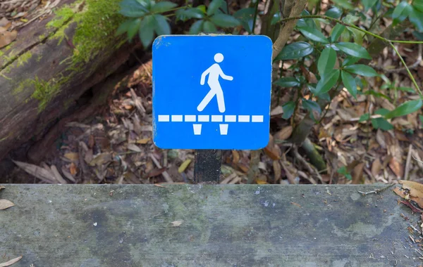 Sinal de passeio ao lado do caminho de madeira — Fotografia de Stock