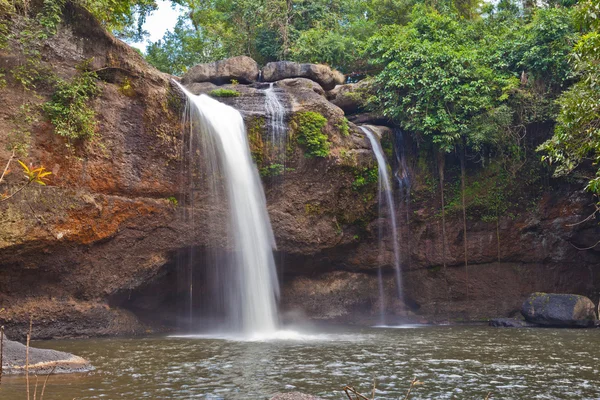 Cascada en la roca primer plano — Foto de Stock