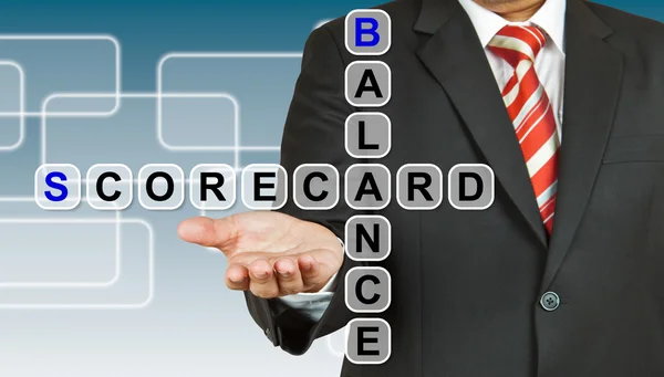 Zakenman met formulering evenwicht scorecard — Stockfoto