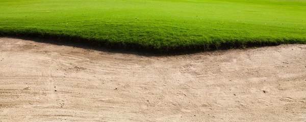 Bunker de arena en el campo de golf con césped verde —  Fotos de Stock