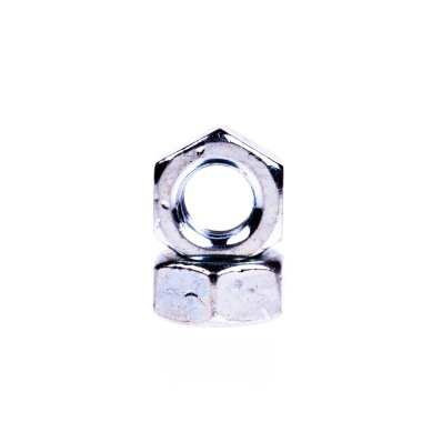 Metal ceviz beyaz arkaplanda izole