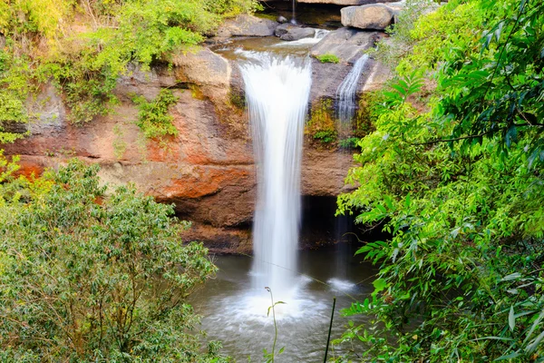 Waterval op de rots-closeup — Stockfoto