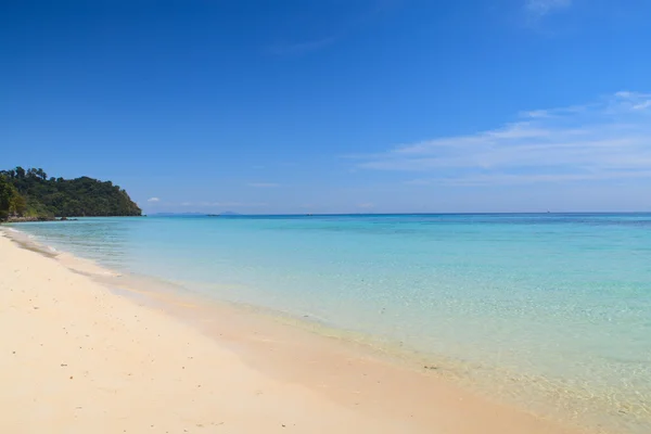 Strand en blauwe hemel — Stockfoto