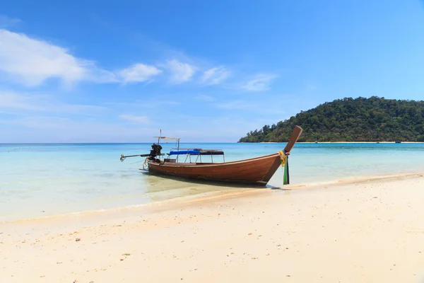 Bateau sur la plage avec ciel bleu — Photo