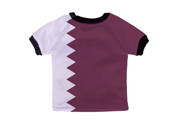 Camisa pequeña con bandera de Qatar aislada sobre fondo blanco —  Fotos de Stock