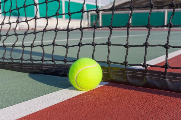 Court de tennis avec gros plan de balle — Photo