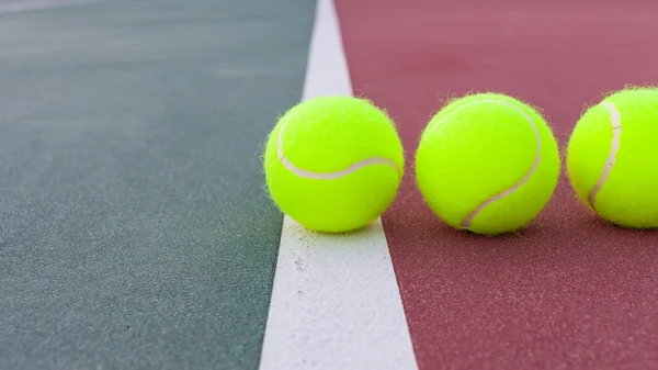 Kort tenisowy z piłka zbliżenie — Zdjęcie stockowe