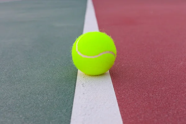 Campo da tennis con palla primo piano — Foto Stock