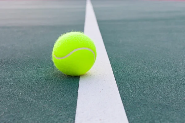 Pista de tenis con primer plano de pelota — Foto de Stock