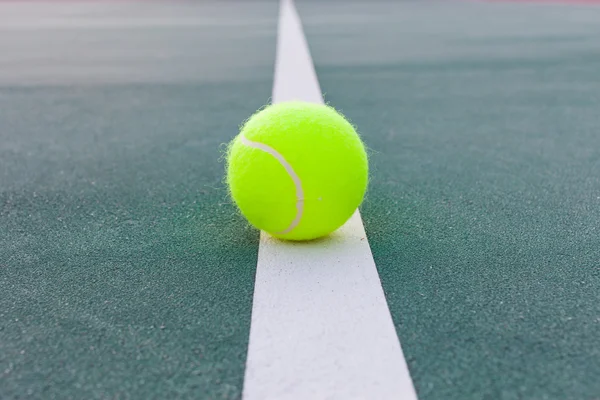Tenis Kortu topu closeup ile — Stok fotoğraf