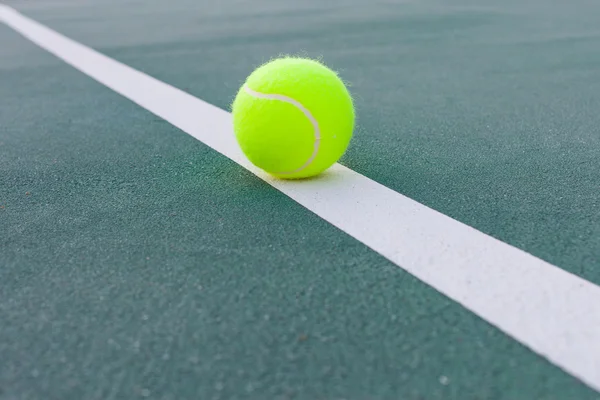 Pista de tenis con primer plano de pelota — Foto de Stock