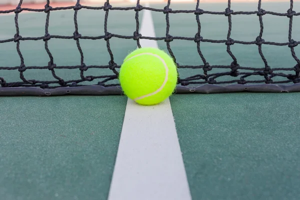 Pista de tenis con primer plano de pelota — Foto de Stock