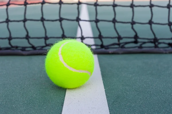 Tenisový kurt s detailním míč — Stock fotografie