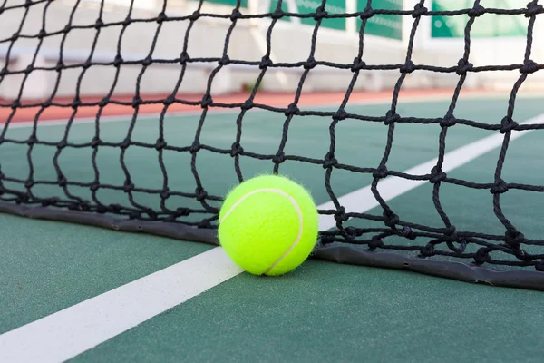 Campo da tennis con palla primo piano — Foto Stock