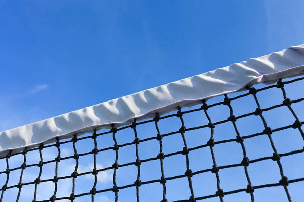 Red de tenis de primer plano con cielo azul —  Fotos de Stock