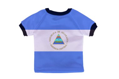 Beyaz arka plan üzerinde izole Nikaragua bayrağı ile küçük gömlek