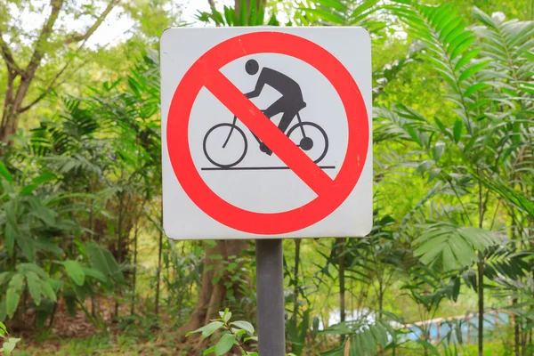 Sinal de close-up sem passagem de bicicleta no jardim — Fotografia de Stock