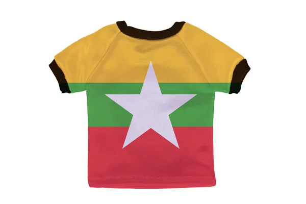 Kleine shirt met myanmar vlag geïsoleerd op witte achtergrond — Stockfoto