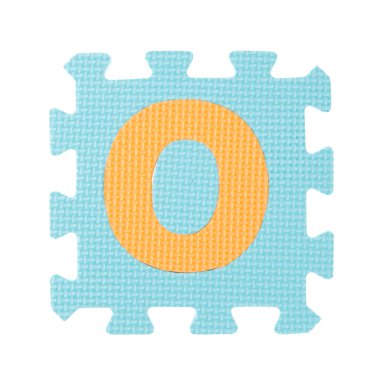 Beyaz arka plan üzerinde izole alfabe oyuncak parça