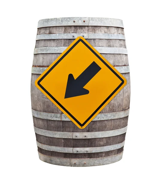 白いれたらに分離された交通標識と大きな古いワイン樽 — ストック写真