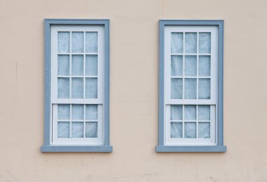 bir duvara mavi pencere