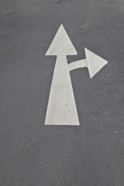 sokak, yol, ok yönünde